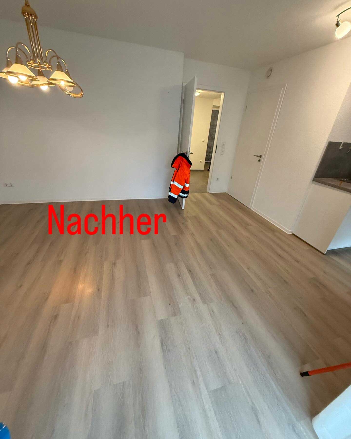 Ein leeres, frisch renoviertes Zimmer mit glänzendem Holzboden und einer offenen Tür.