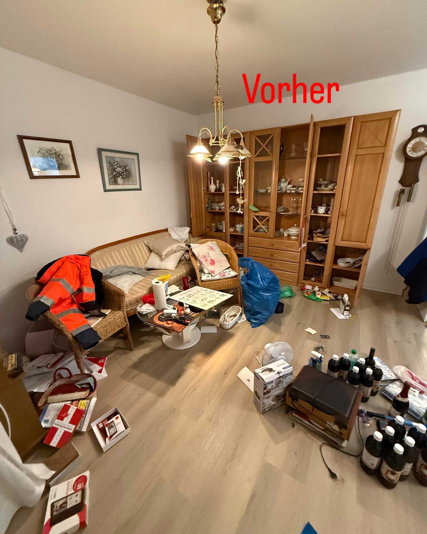 Unordentliches Wohnzimmer mit Holzschrank, Sofa, Lampen und verstreuten Dingen